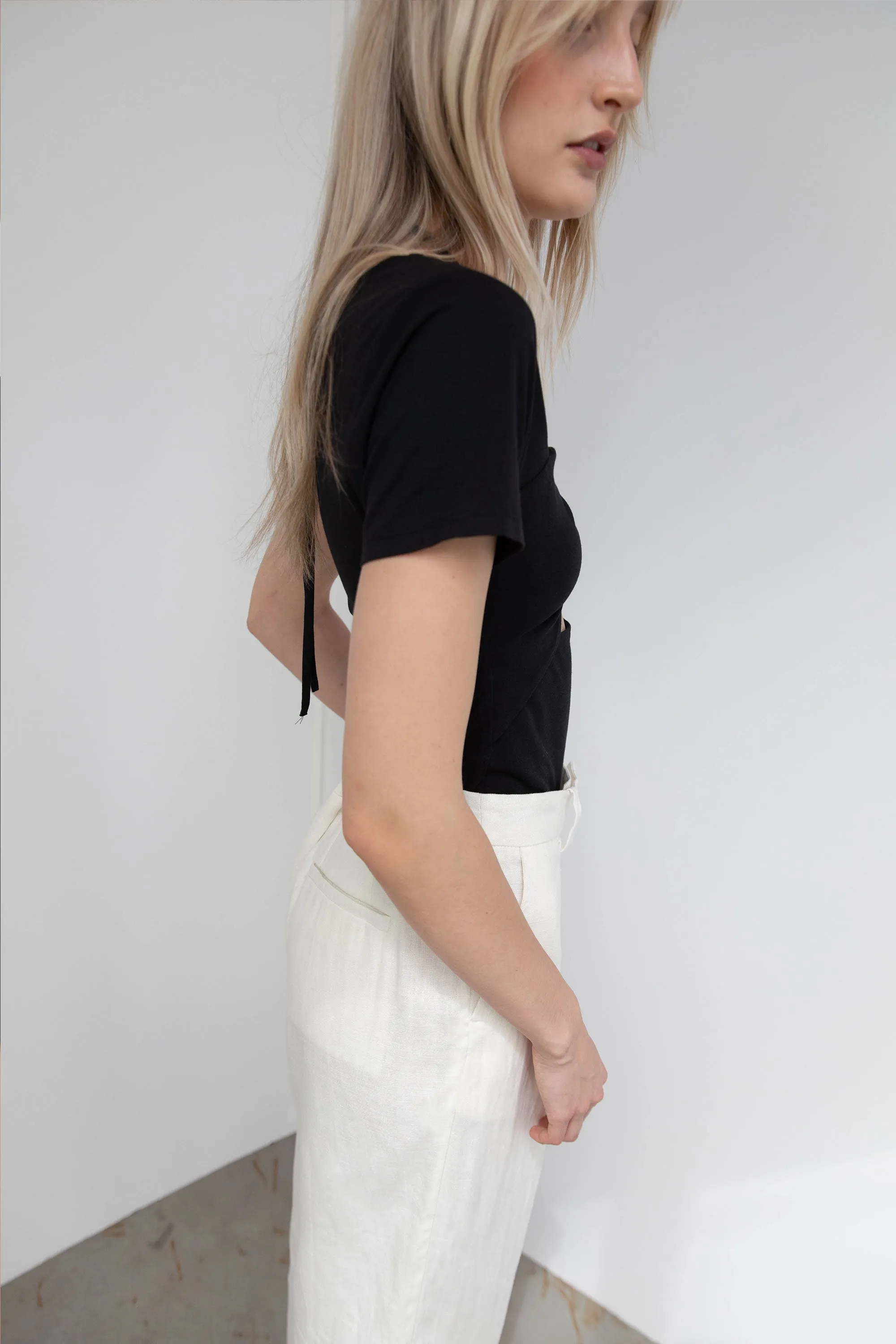 HALTER NECK CUTOUT TEE