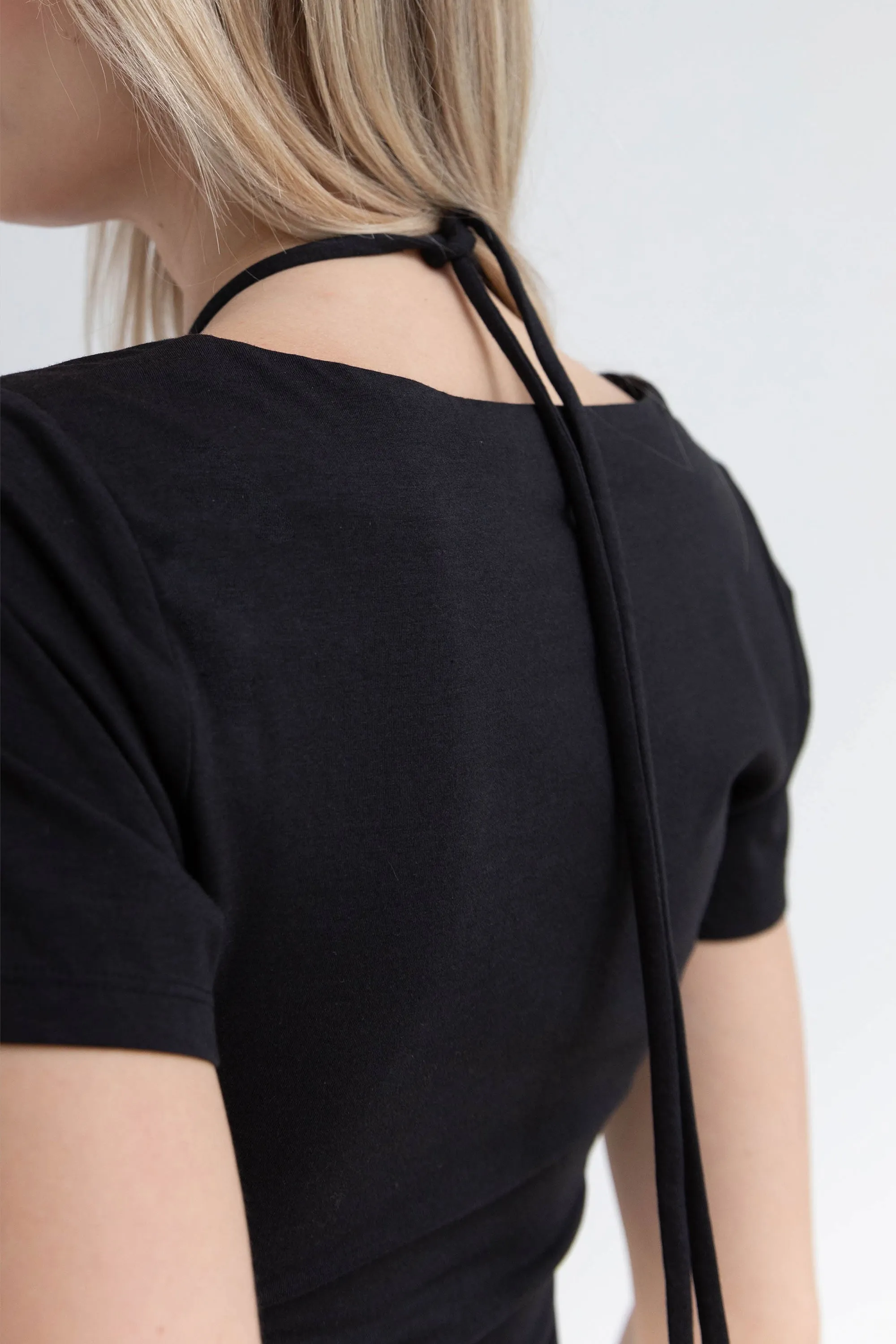 HALTER NECK CUTOUT TEE